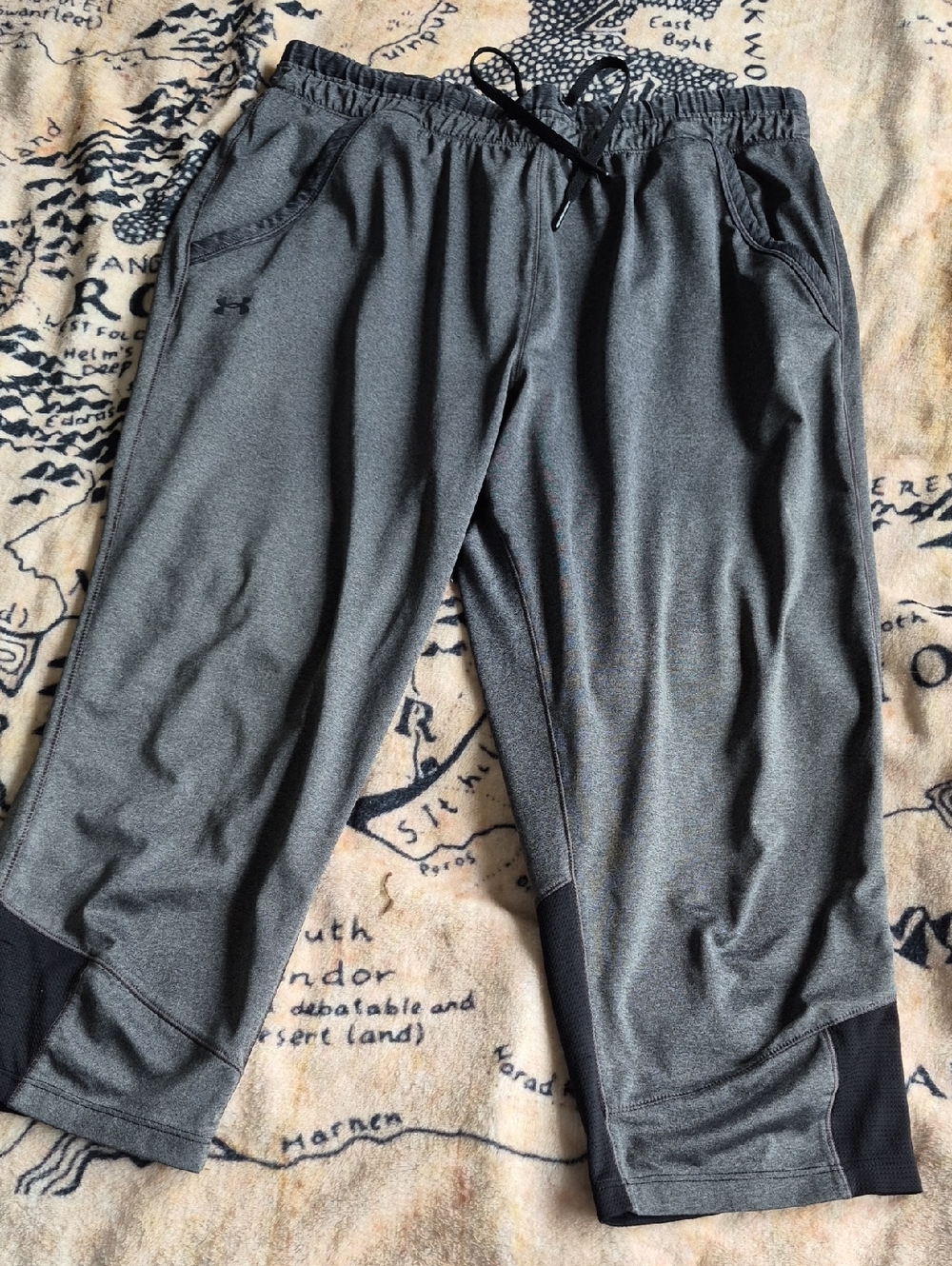 Under Armour Size Medium Gray Cropped Pants Black Accents Drawstring